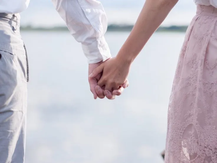 結婚指輪と婚約指輪、重ねて着ける意味とは?