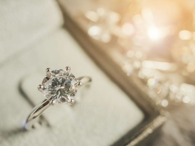 婚約指輪って普段使いできる？毎日身に着けたい人のための選び方とポイント