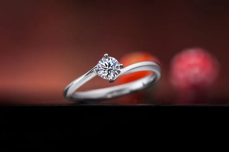 ダイヤモンドが大きく見える？留め方で変わる婚約指輪の印象の違いとは...
