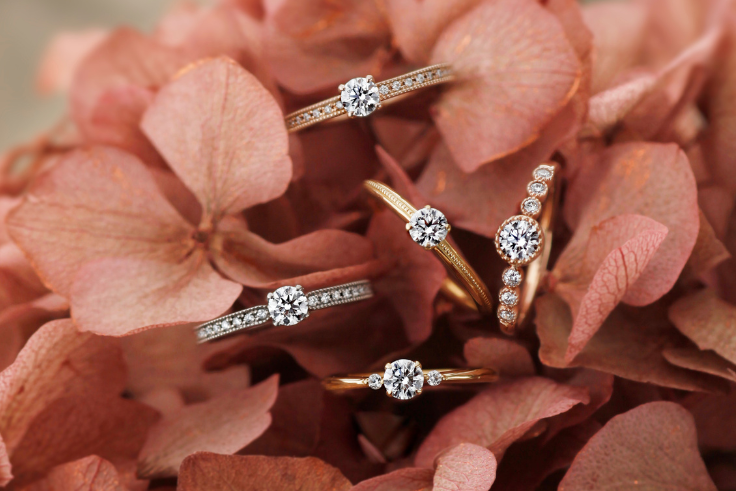 愛する気持ちを花ことばと 愛ことばで伝える婚約指輪 "CHER LUV"