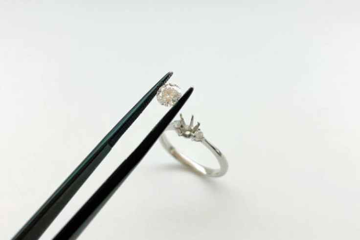 婚約指輪がしっくりこない人へ。普段使いできる「伏せこみデザイン」という
