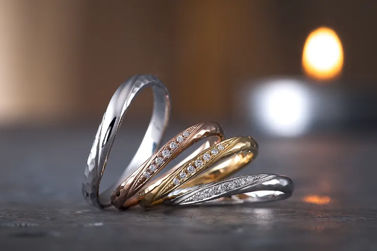 neu spur（ノイシュプール）はハンマーで叩いたような槌目模様が特徴の結婚指輪・婚約指輪のブランドです。