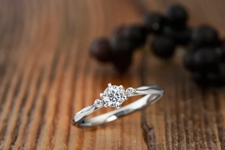木のあたたかみを感じさせるBAUMの婚約指輪