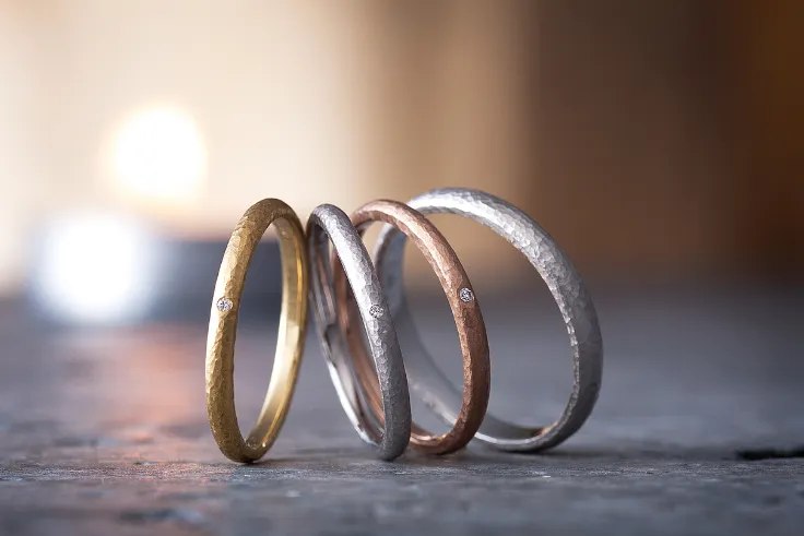 neu spur（ノイシュプール）はハンマーで叩いたような槌目模様が特徴の結婚指輪・婚約指輪のブランドです。