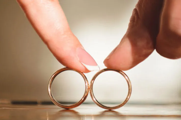 女性がメンズデザインの結婚指輪を選んでもいい？自分らしいリング選びという新しい選択