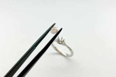 婚約指輪がしっくりこない人へ。普段使いできる「伏せこみデザイン」という