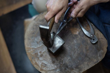 槌目（つちめ）模様の結婚指輪・婚約指輪｜手仕事の温もりが残る特別なデザイン